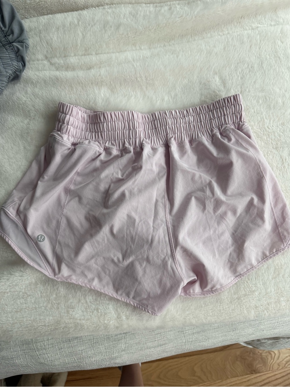 lululemon athletica Hotty Hot HR 2.5” Light Pink Athletic Shorts - Picture 2 of 4